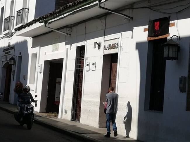 Cuatro sujetos que se movilizaban en dos motocicletas ingresaron al establecimiento Disidencia Café + Diseño, cerraron la puerta y con armas de fuego intimidaron a los usuarios y empleados. Foto: Cortesía Oscar Solarte