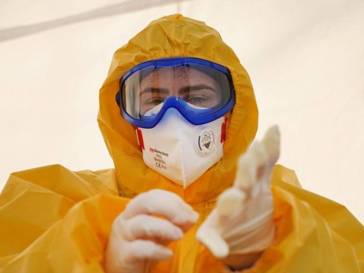 Profesionales de la moda se unieron para crear 700 trajes de protección y tapabocas