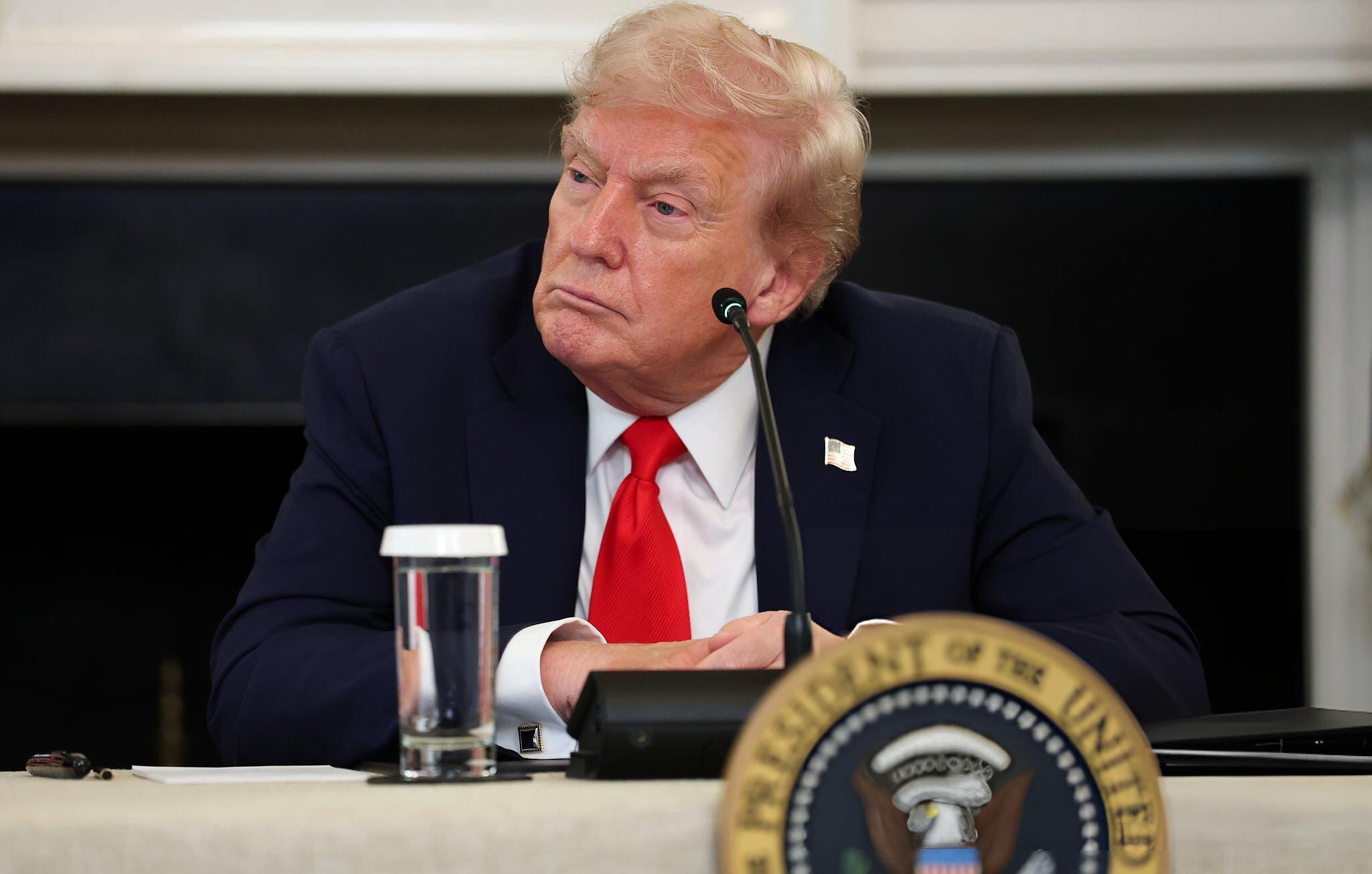 El presidente de Estados Unidos, Donald Trump, habla en el Comedor de Estado de la Casa Blanca el 8 de octubre de 2025 en Washington D. C. FOTO: Anna Moneymaker/Getty Images