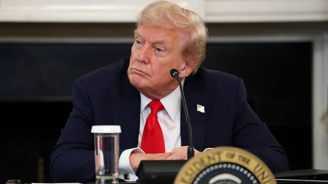 El presidente de Estados Unidos, Donald Trump, habla en el Comedor de Estado de la Casa Blanca el 8 de octubre de 2025 en Washington D. C. FOTO: Anna Moneymaker/Getty Images