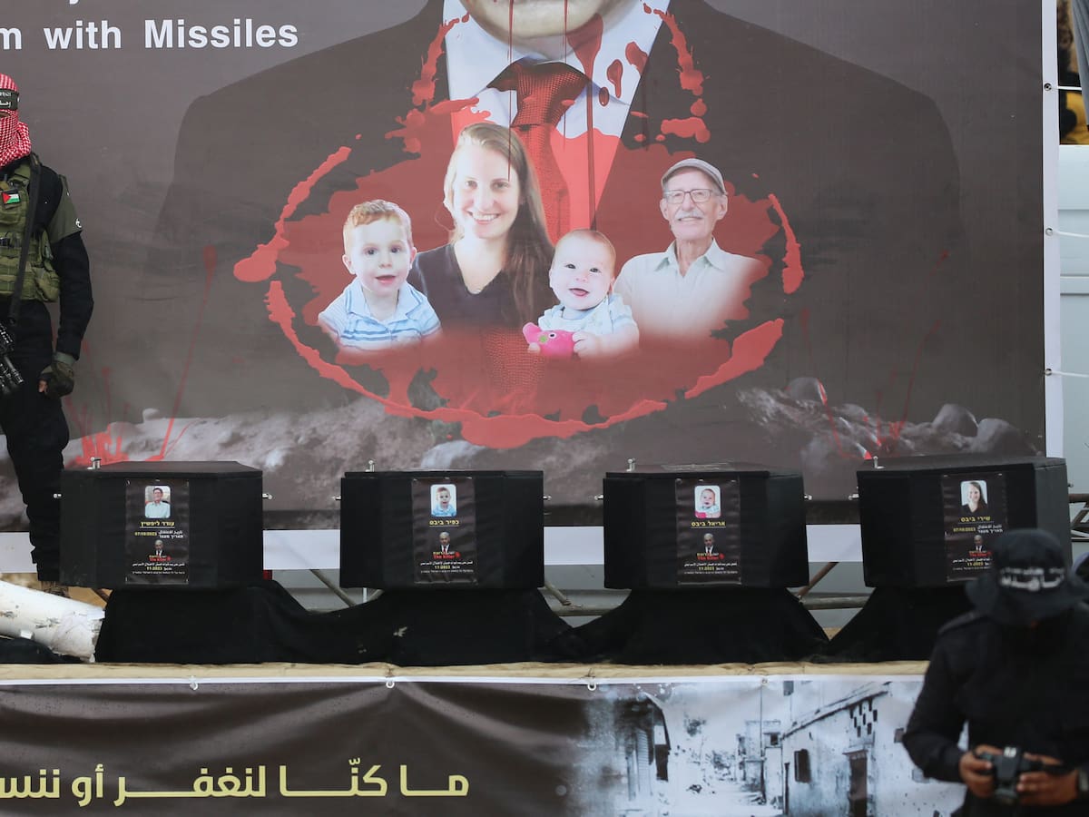 Familia Bibas será enterrada el miércoles 26 de febrero con una marcha fúnebre abierta al público