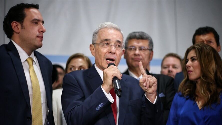 Luego de una reunión con su bancada, Uribe leyó una declaración en la que señaló que esta actividad de protesta es legal, pero que se intenta manipular a sectores como el de los estudiantes. Foto: Colprensa