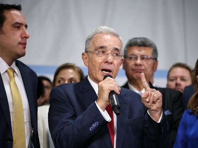 Luego de una reunión con su bancada, Uribe leyó una declaración en la que señaló que esta actividad de protesta es legal, pero que se intenta manipular a sectores como el de los estudiantes. Foto: Colprensa
