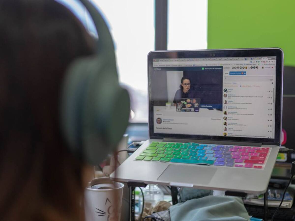 Freddy Vega, creador de Platzi, recibe el premio ‘Emprendedor del Año’ de One Young