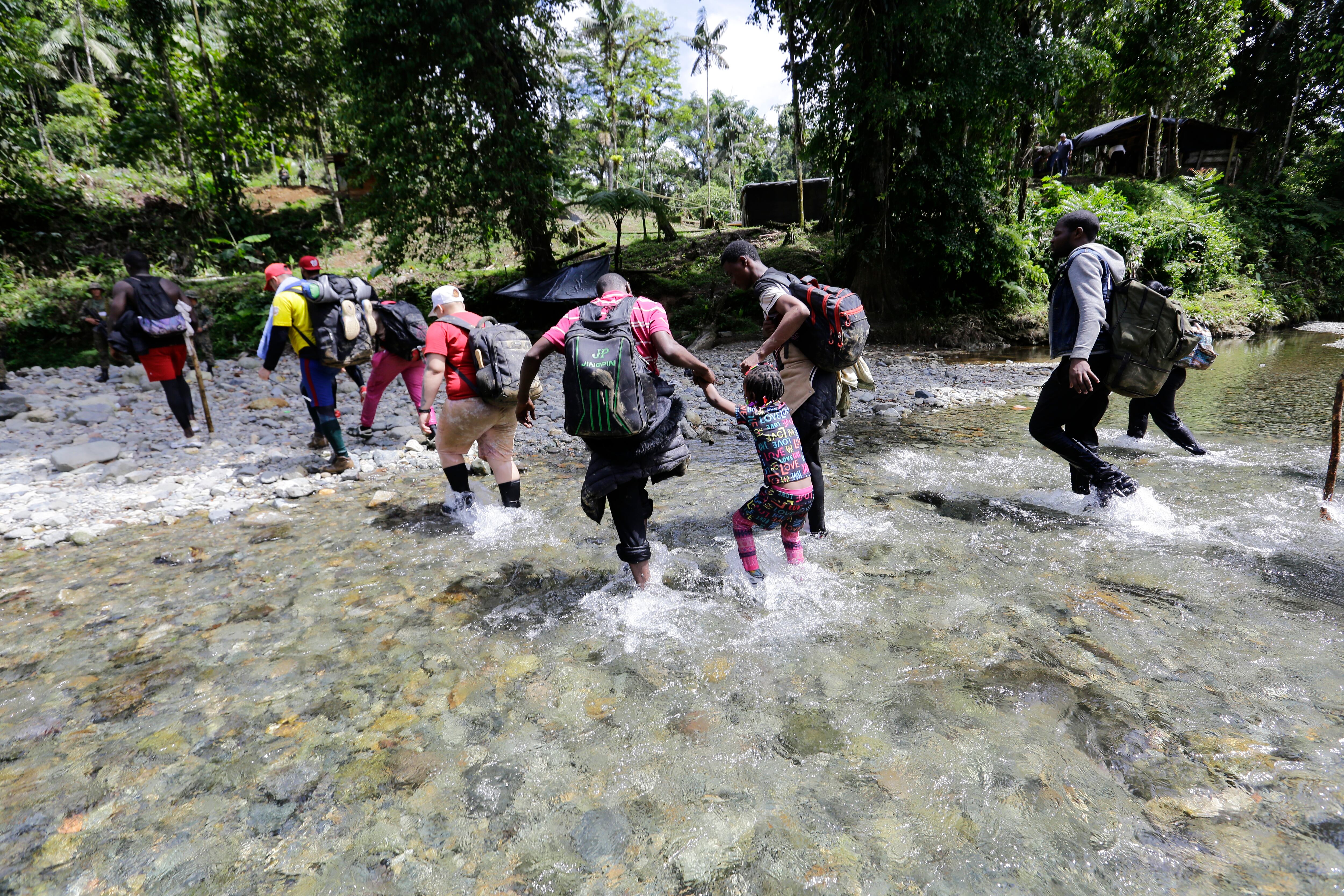 Migrantes caminan en la selva del Darién. Foto: EFE/ Carlos Lemos.