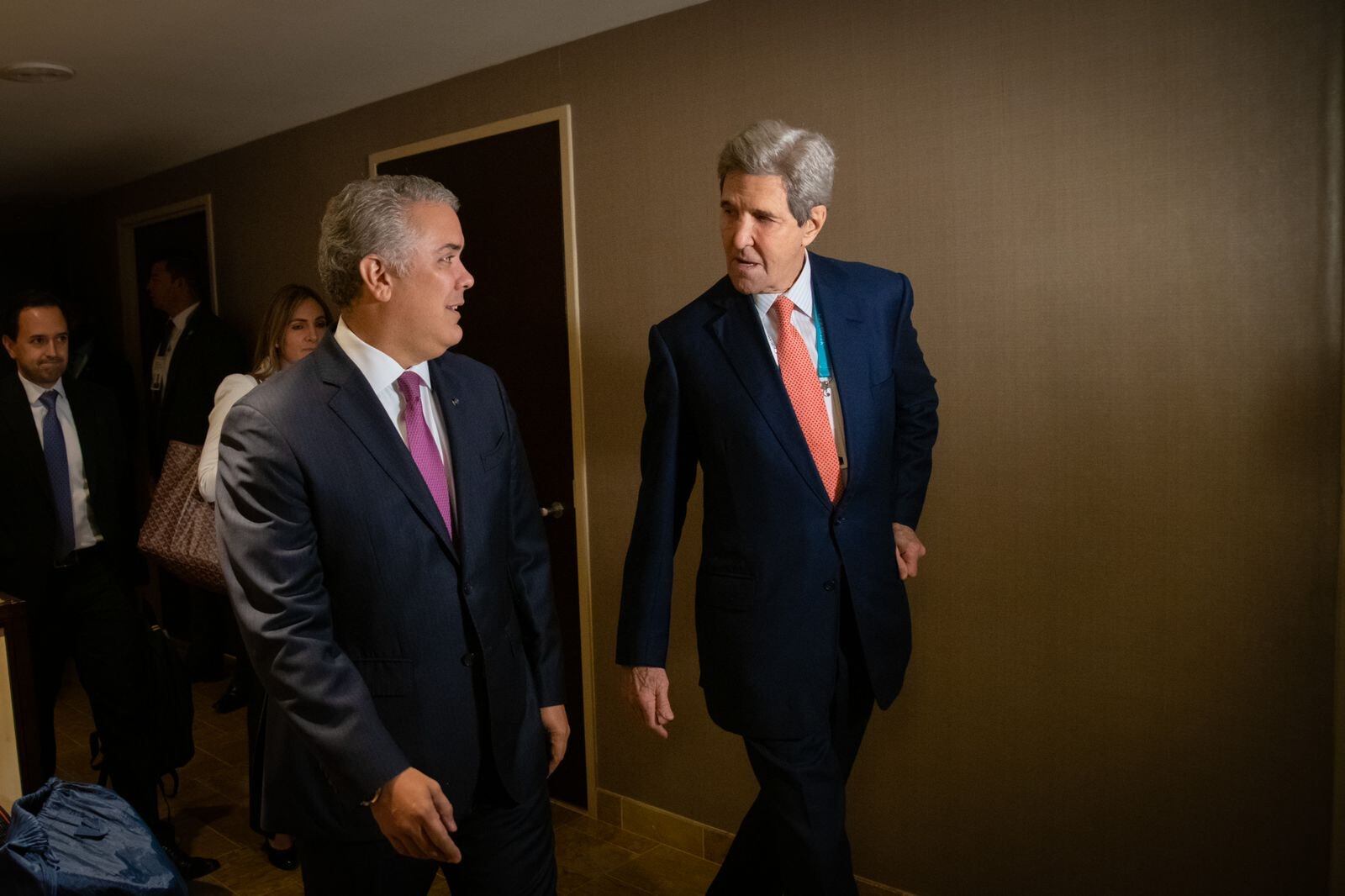 Iván Duque junto a John Kerry en CERAWeek