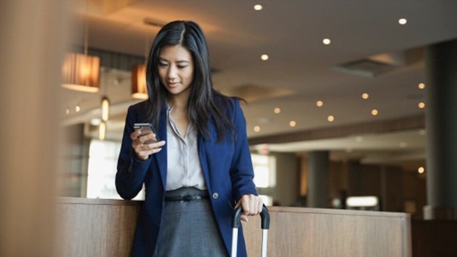 Uso de aplicación para personalizar habitación de hotel.. Foto: Getty Images