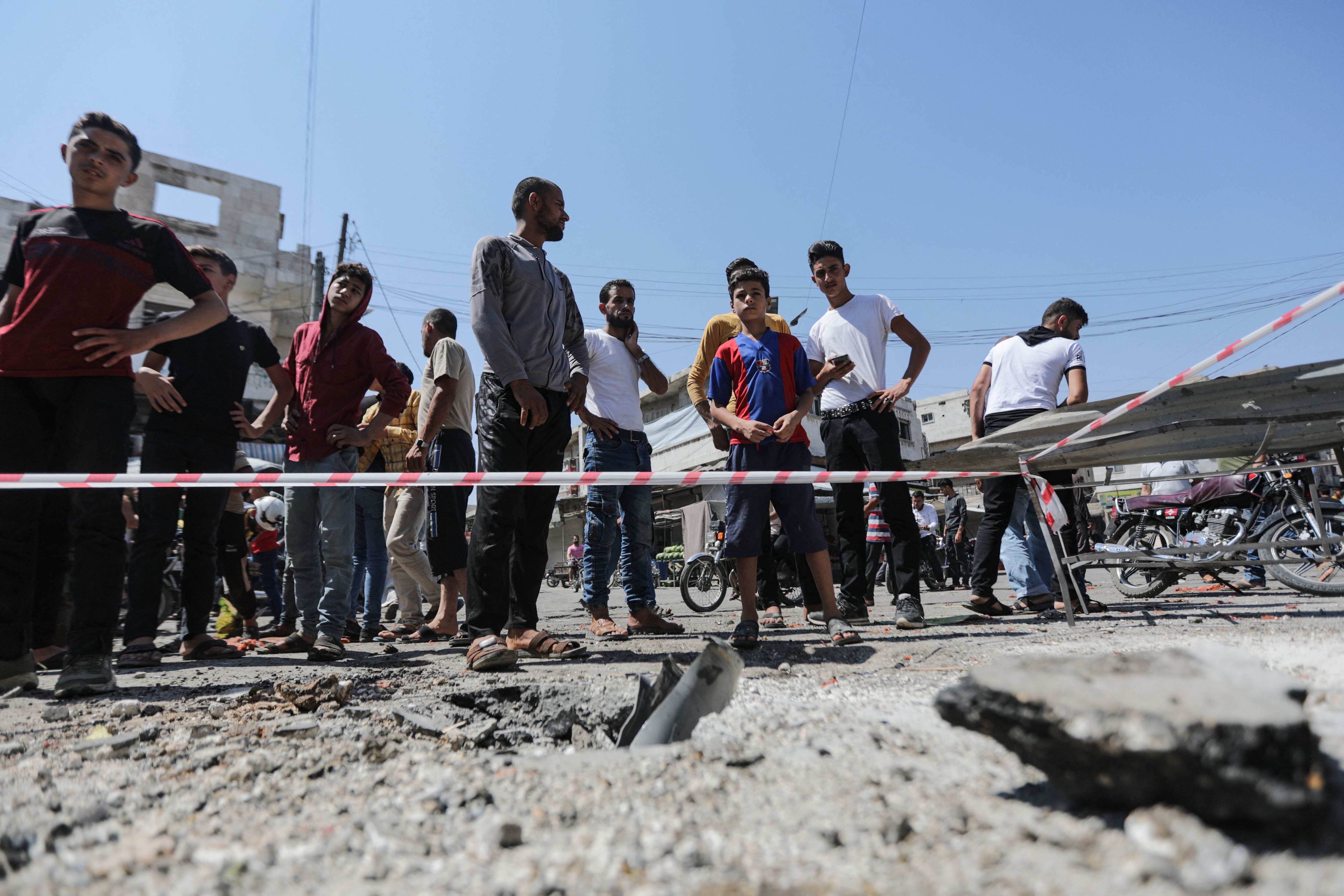 Bombardeo de las fuerzas del régimen en un mercado concurrido en la ciudad de Al-Bab. (Photo by BAKR ALKASEM/AFP via Getty Images)