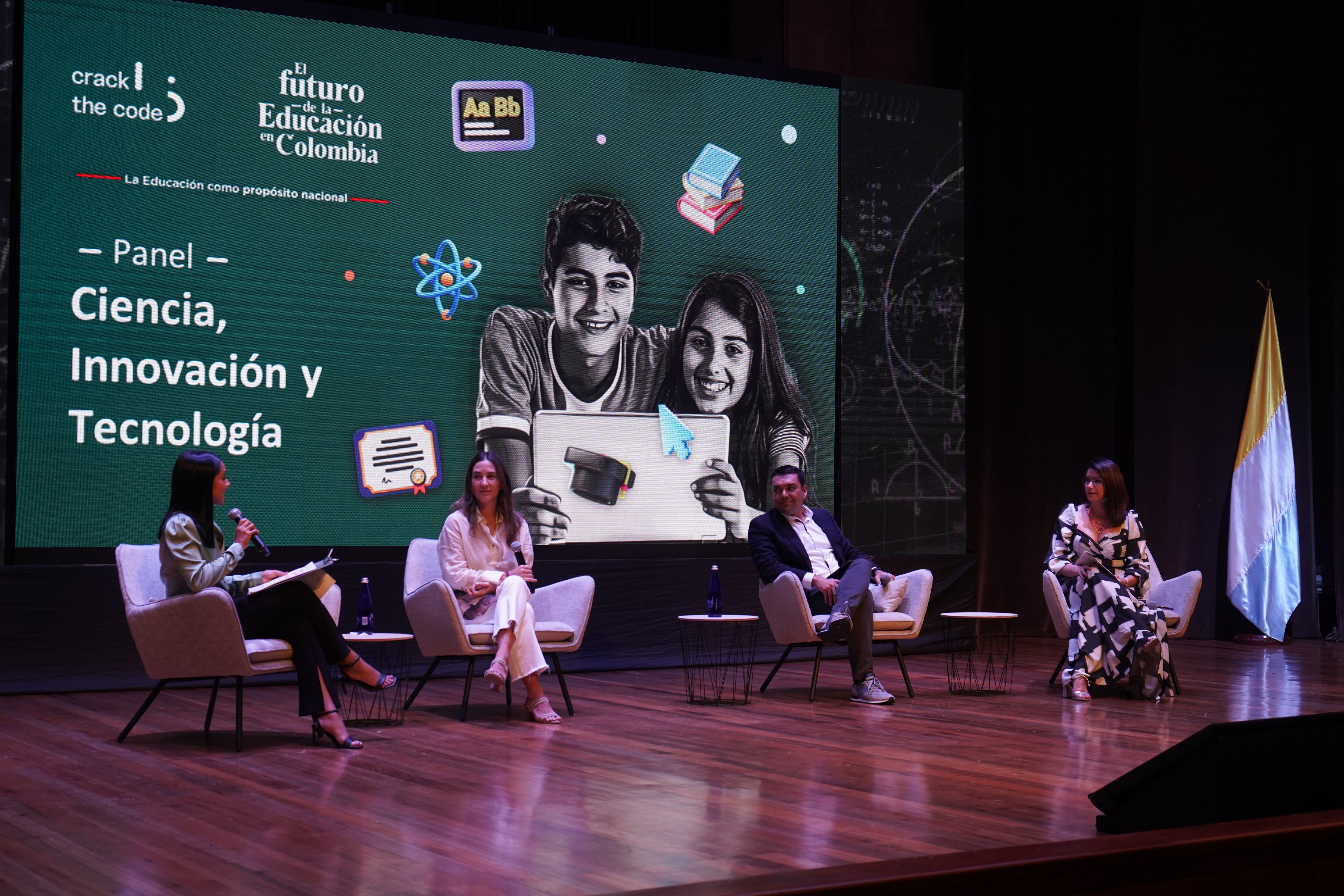 María del Mar Vélez (segunda de izquierda a derecha) durante el panel de ciencia, tecnología e innovación de El Futuro de la Educación. | Foto: W Radio