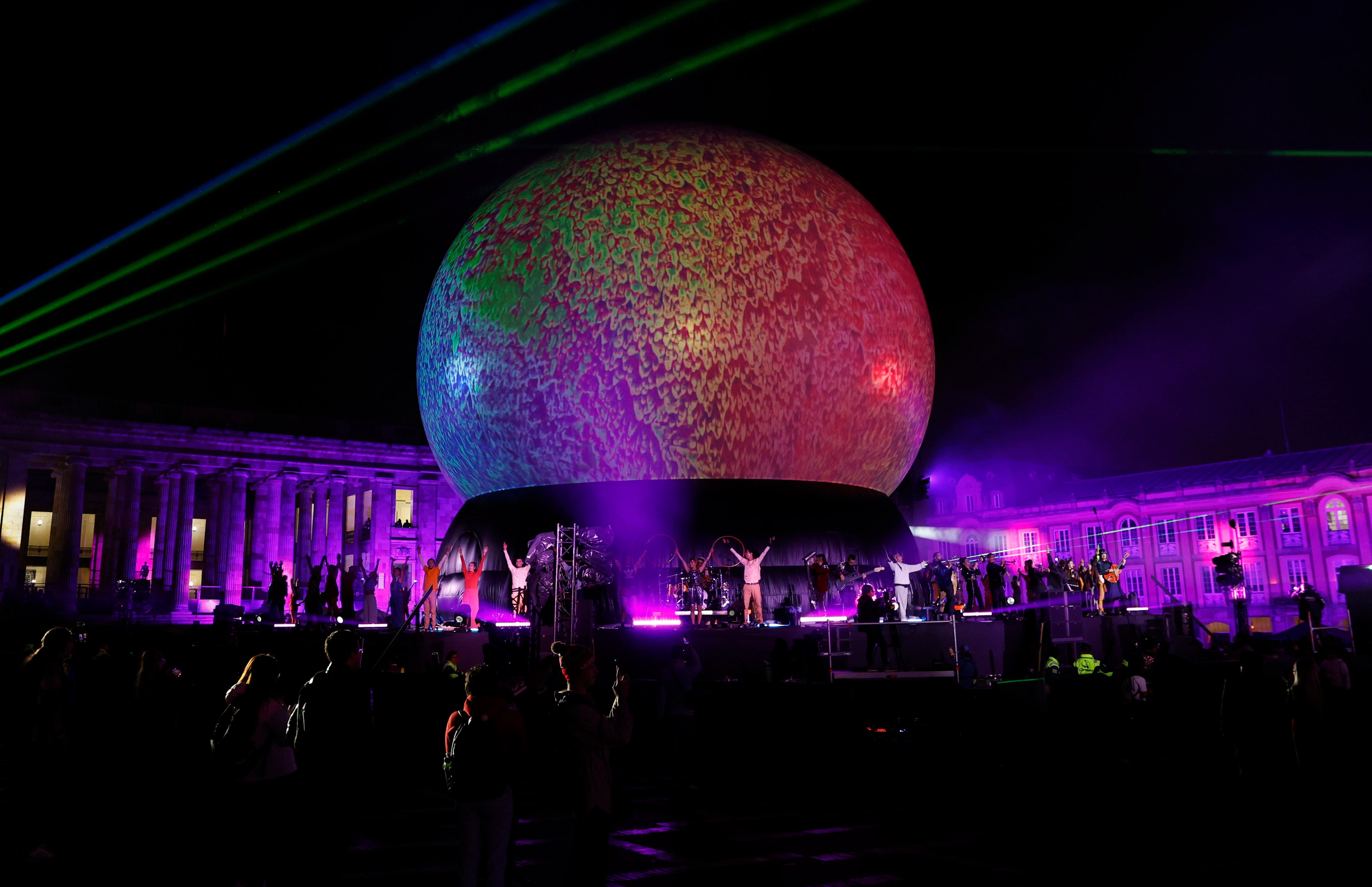 AME4259. BOGOTÁ (COLOMBIA), 13/12/2023.-  Fotografía de un ensayo para medios del espectáculo musical navideño 'Bogotá 10 millones de estrellas: constelaciones', en un escenario de 360 grados, hoy en la céntrica Plaza de Bolívar en Bogotá (Colombia). EFE/ Mauricio Dueñas Castañeda