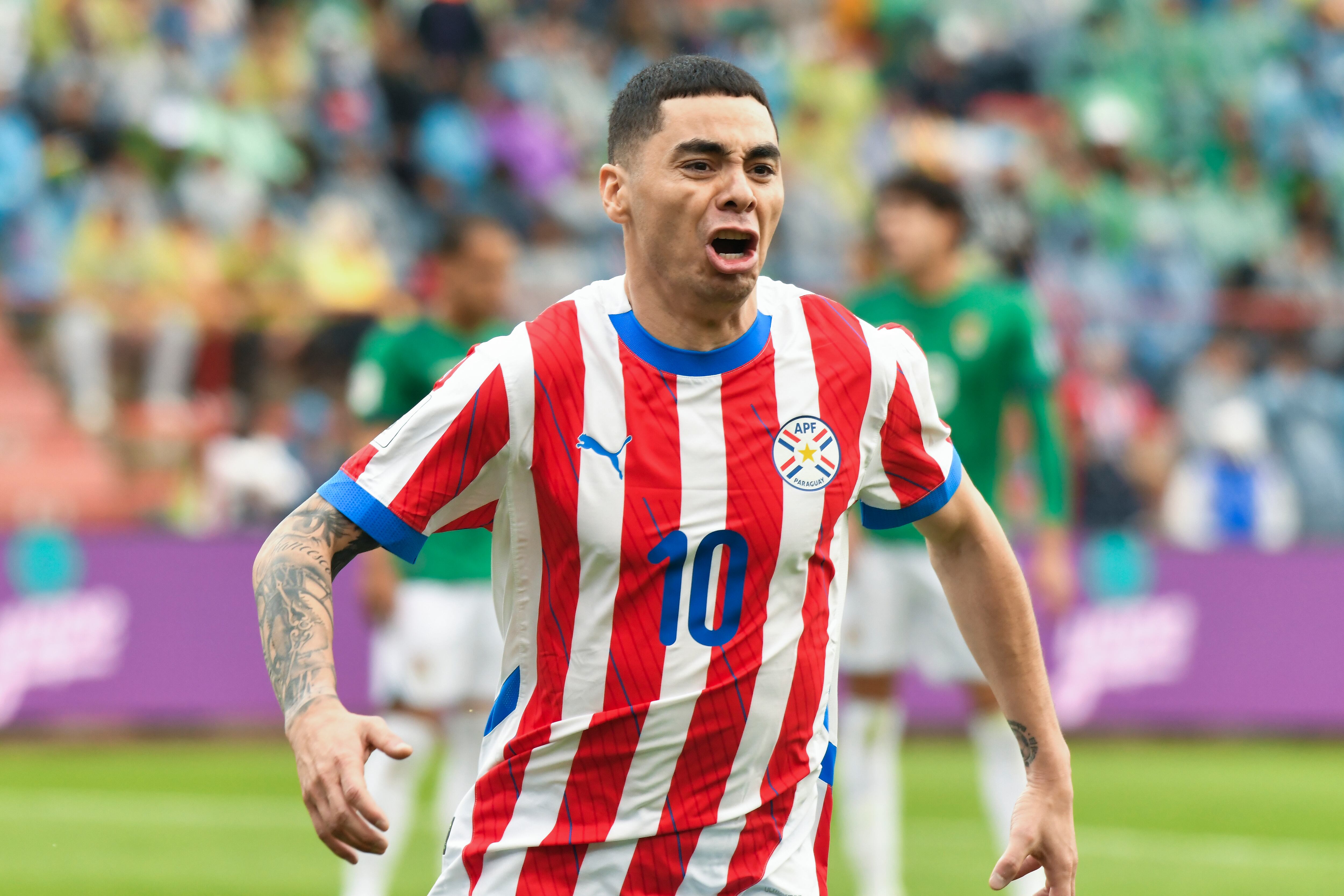 Miguel Almirón de Paraguay celebra un gol este martes, en un partido de las eliminatorias sudamericanas para el Mundial de 2026 entre Bolivia y Paraguay en el estadio Municipal de El Alto (Bolivia). EFE/ Jorge Abrego