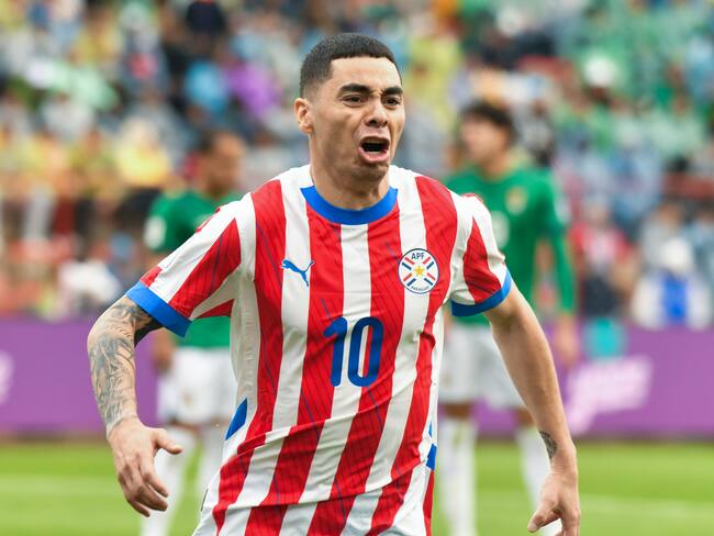 Miguel Almirón de Paraguay celebra un gol este martes, en un partido de las eliminatorias sudamericanas para el Mundial de 2026 entre Bolivia y Paraguay en el estadio Municipal de El Alto (Bolivia). EFE/ Jorge Abrego