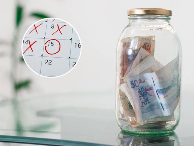 Persona ahorrando dinero en frasco de vidrio / Calendario (Getty Images)