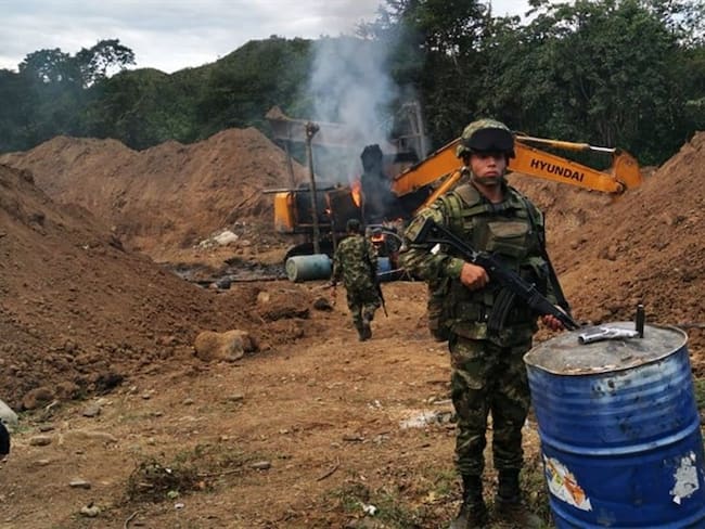 En la vereda Cajamarca, municipio de Mercaderes, fue destruida maquinaría empleada para la explotación ilícita de yacimientos mineros. . Foto: Ejército Nacional