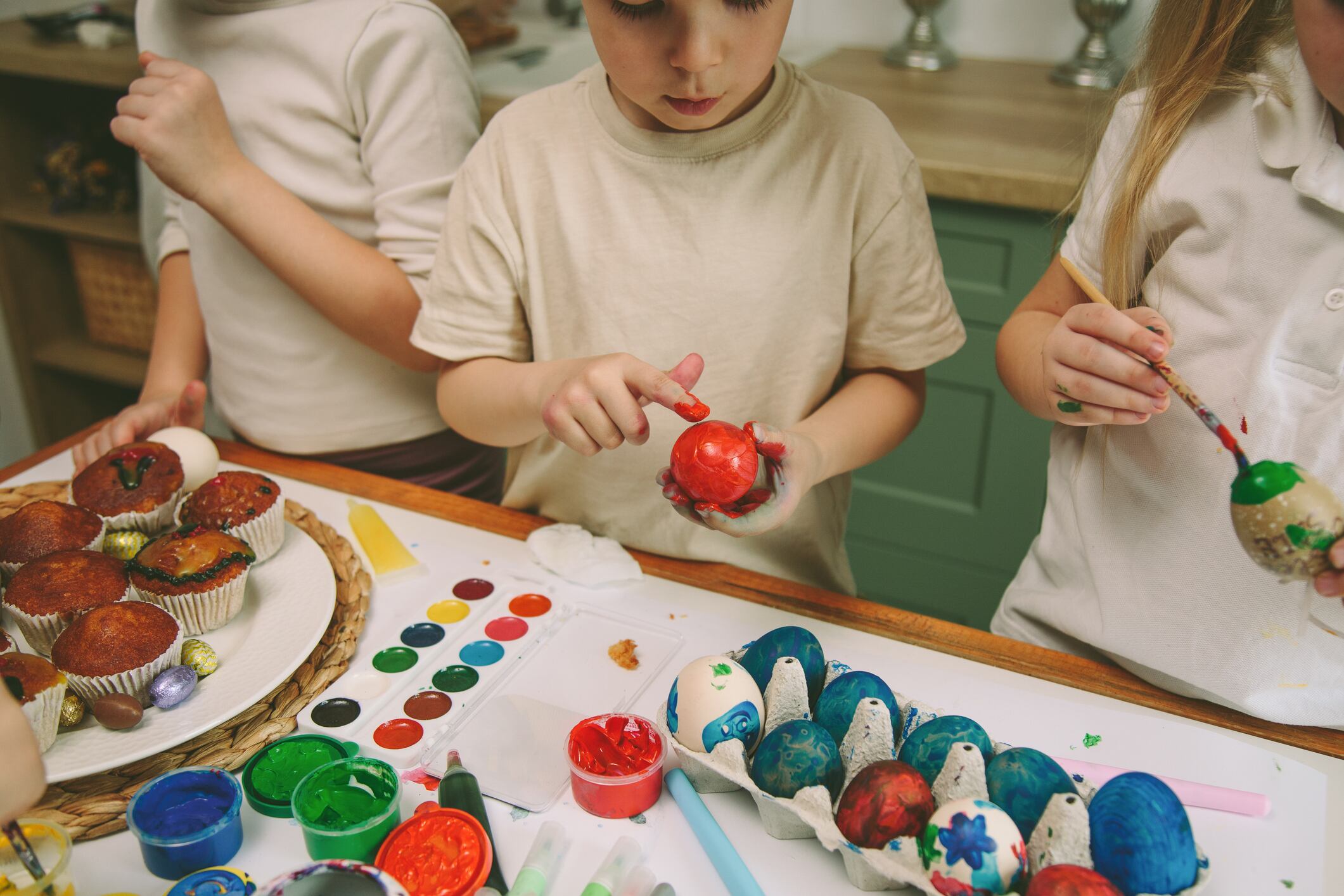 Imagen de referencia de niños pintando. Foto: Getty Images.