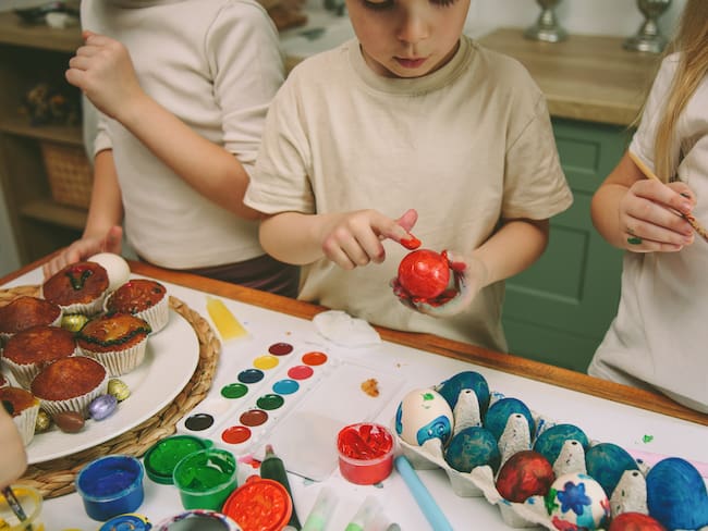 Imagen de referencia de niños pintando. Foto: Getty Images.