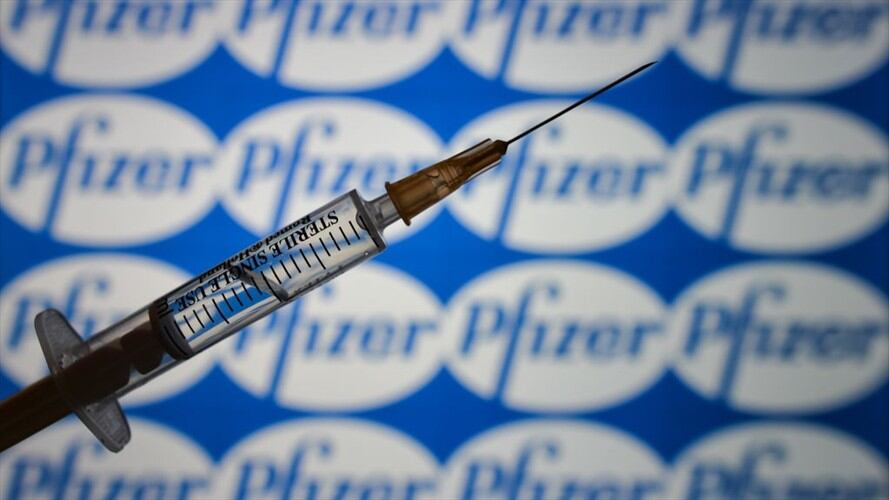 El presidente Iván Duque anuncia que esta tarde, procedente de Bélgica, llegará el primer cargamento con 50.000 vacunas de Pfizer. Foto: Getty Images / ARTUR WIDAK