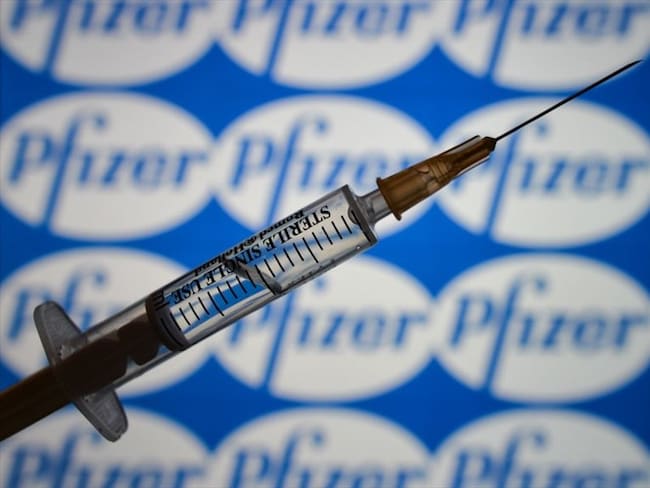 El presidente Iván Duque anuncia que esta tarde, procedente de Bélgica, llegará el primer cargamento con 50.000 vacunas de Pfizer. Foto: Getty Images / ARTUR WIDAK