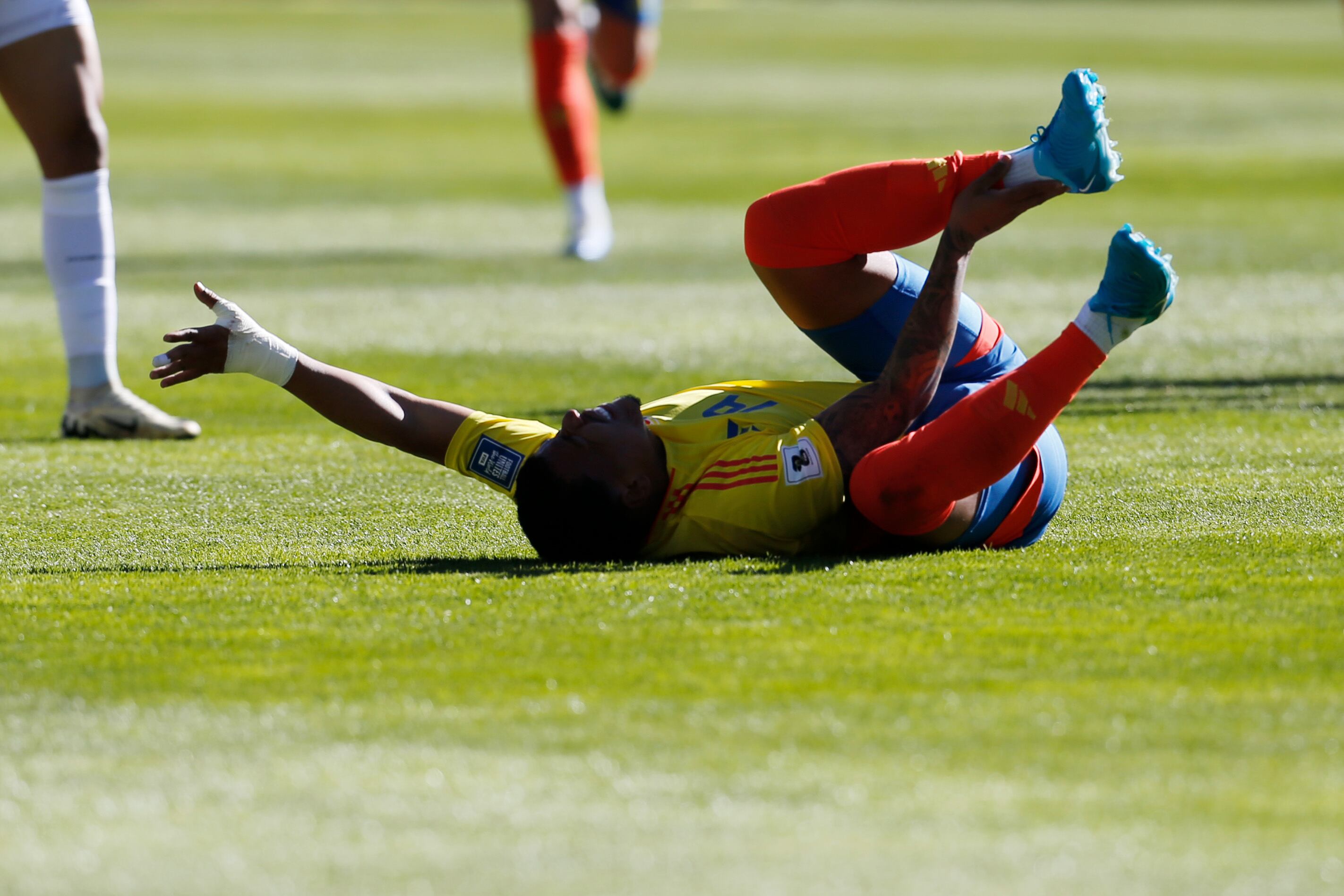 Roger Martínez tras la lesión que sufrió en el tobillo de la pierna izquierda.  (Photo by Gaston Brito Miserocchi/Getty Images)