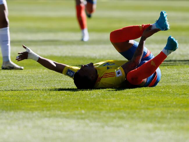 Roger Martínez tras la lesión que sufrió en el tobillo de la pierna izquierda. (Photo by Gaston Brito Miserocchi/Getty Images)