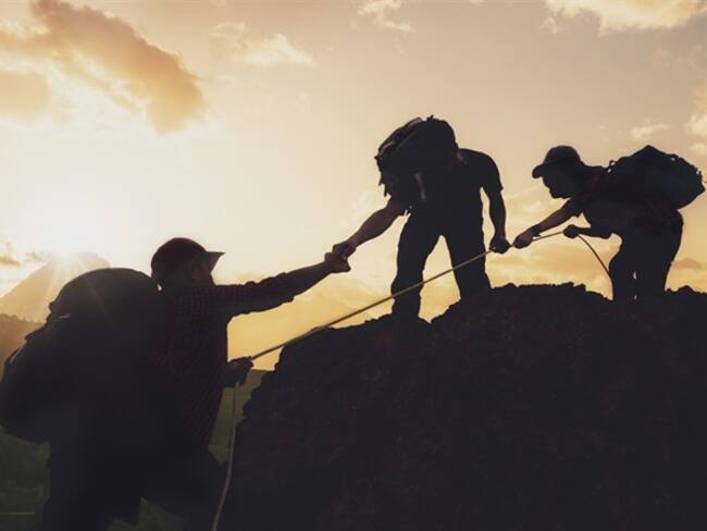 ¿De qué manera podemos ayudar a los demás?. Foto: Getty Images / TRAVELCOUPLES
