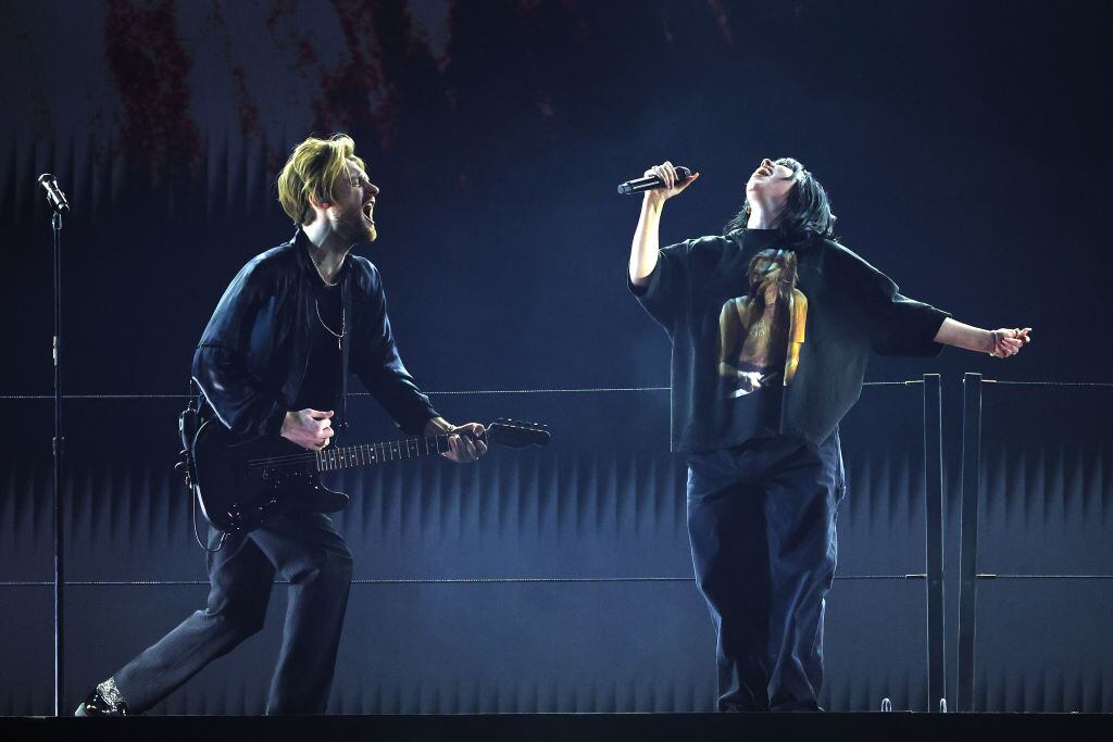 El emotivo tributo de Billie Eilish a Taylor Hawkins en los Premios Grammy
