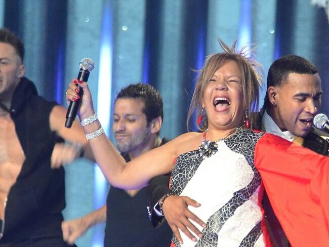 La cantante brasileña Loalwa Braz mientras se presenta con Don Omar en la entrega de los premios Billboard Latinos. Foto: Agencia EFE