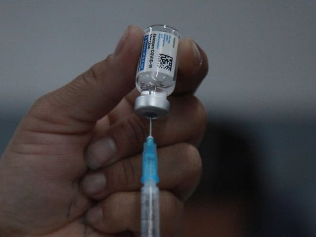 En Medellín no se vacunarán a mayores de 12 años por falta de dosis. Foto: Colprensa - Camila Díaz
