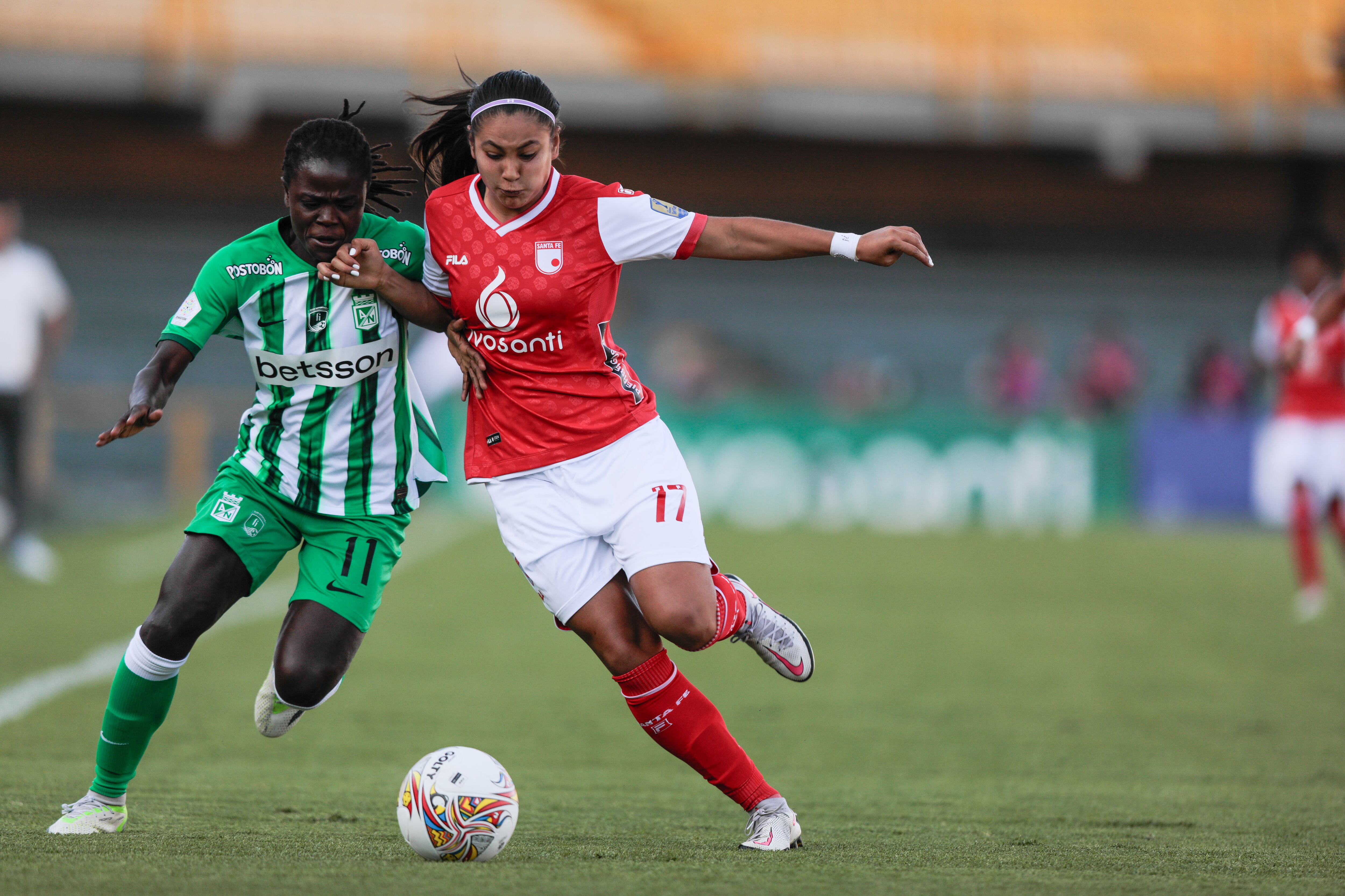 Cristina Motta de Santa Fe y Yisela Cuesta de Atlético Nacional luchan por el balón durante un encuentro en febrero de 2024. FOTO: Andrés Rot/Getty Images