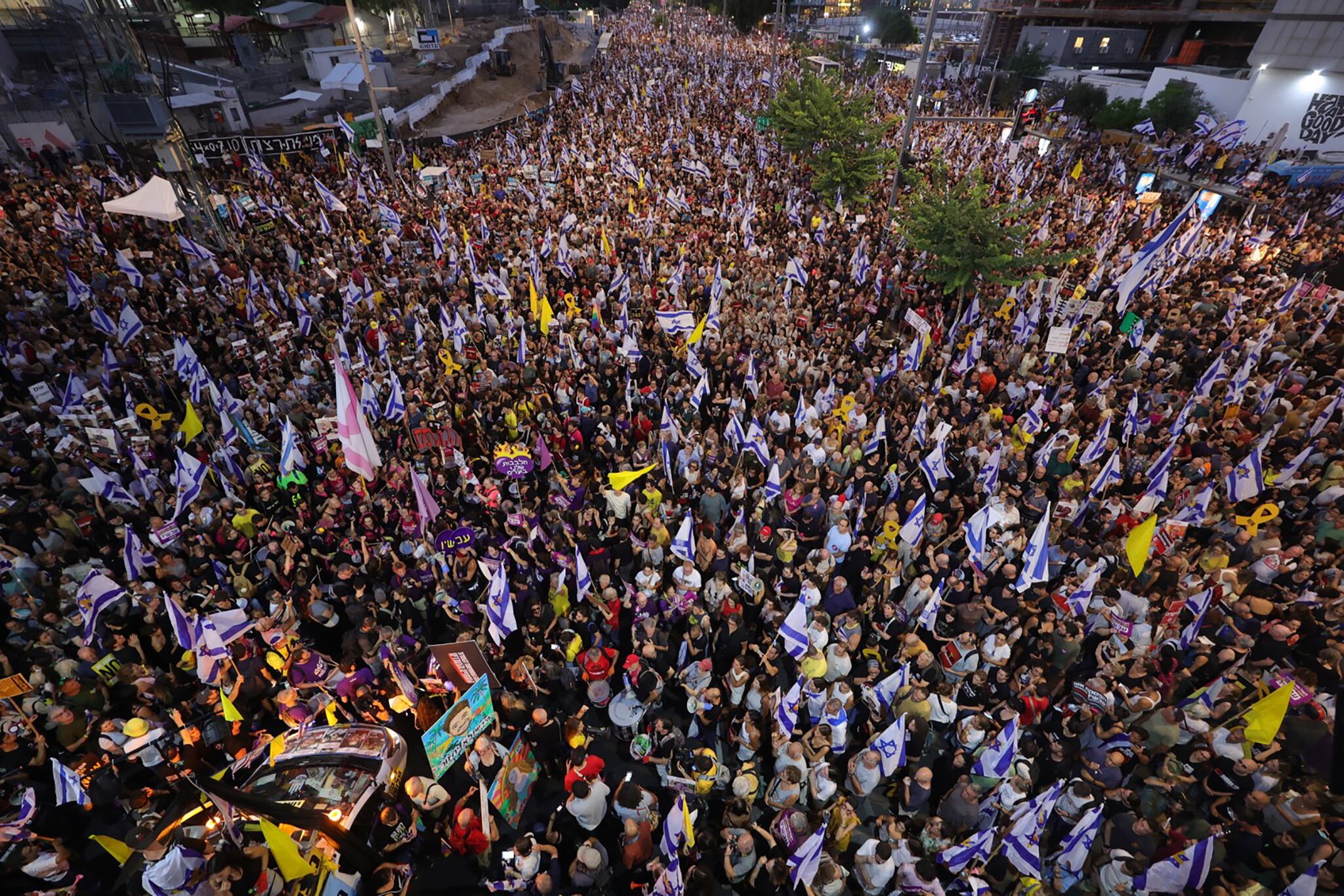 Manifestantes en apoyo a las familias de los rehenes israelíes retenidos por Hamás. Foto: EFE/EPA/ABIR SULTAN