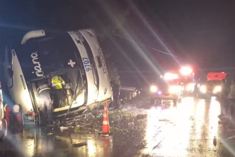 Accidente de bus en la vía Armero - Mariquita. Foto: Captura de video