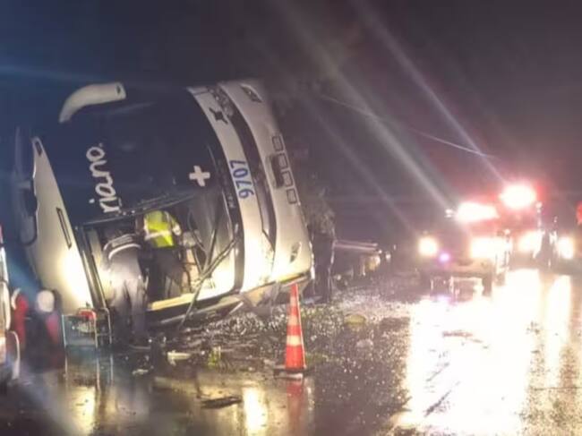 Accidente de bus en la vía Armero - Mariquita. Foto: Captura de video