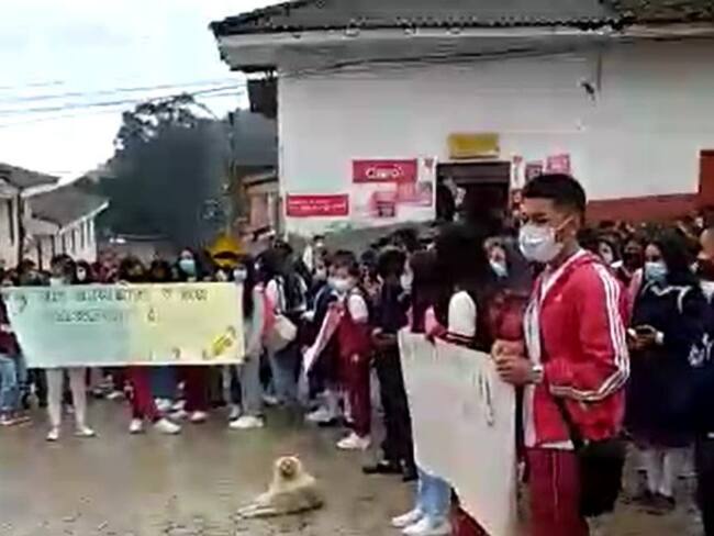 Estudiantes de las instituciones educativas Normal Superior Santa Clara y el colegio agropecuario San Luis del municipio de Almaguer realizaron un plantón. Crédito: Colegio San Luis.