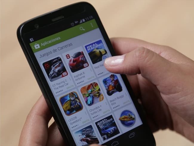 En redes sociales ha circulado un mensaje falso, supuestamente firmado por Asobancaria, que alerta sobre multas por usar el celular en sucursales bancarias.. Foto: Colprensa