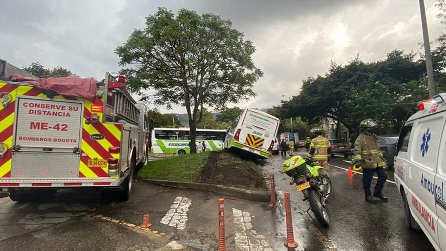 Volcamiento de un bus en el norte de Bogotá. Foto: Twitter @BomberosBogota