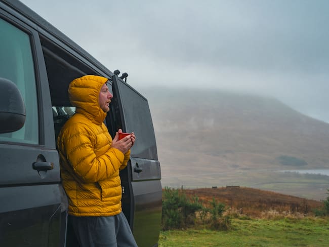 Hombre con chaqueta en el lugar más frío de Colombia (Foto vía GettyImages)