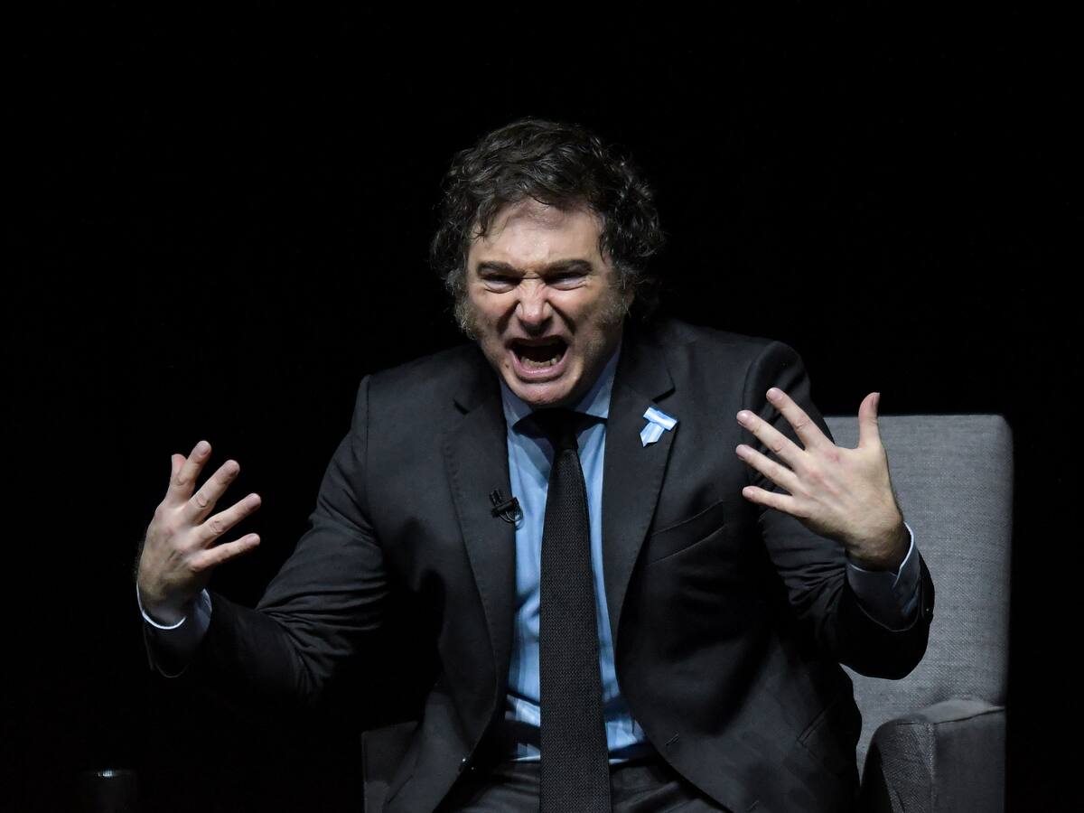 Milei enfureció al recibir llamadas en medio de su discurso en el BID