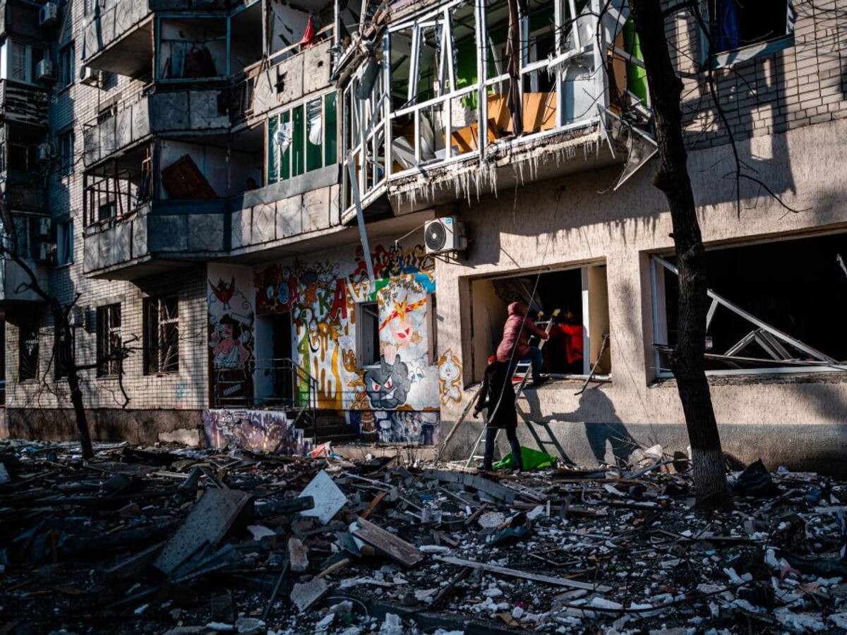 Cinco muertos y 20 heridos en bombardeo ruso en el centro de Jersón, Ucrania