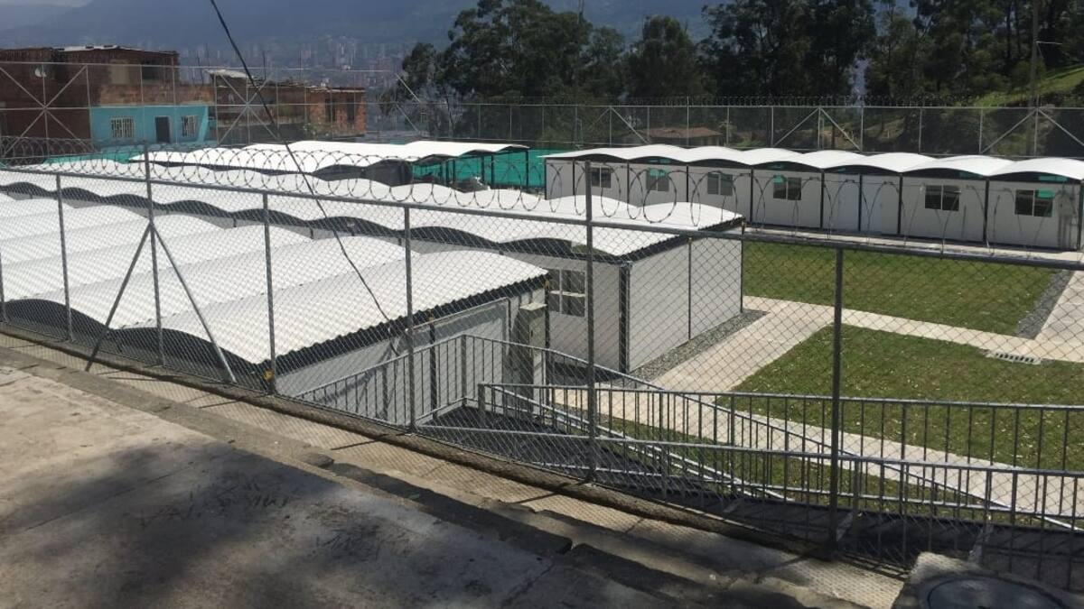 Niños reciben clases en aulas móviles soportando altas temperaturas en Itagüí