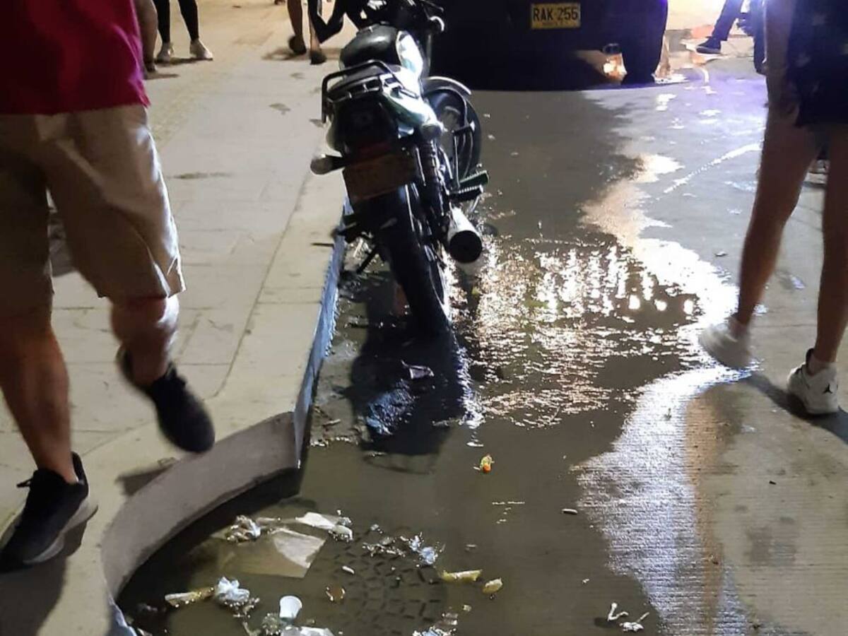 Rebosamiento de aguas negras preocupa a comerciantes y residentes del Rodadero en Santa Marta