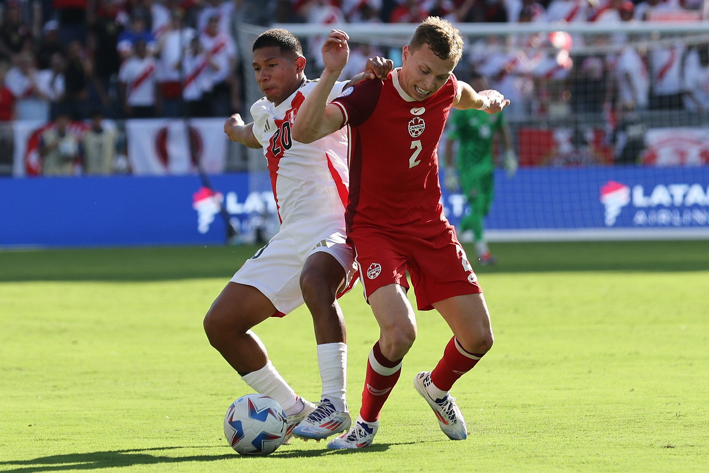 Kansas City (United States), 25/06/2024.- Peru forward Edison Flores (L) and Canada defender Alistair Johnston (R) battle for the ball during the second half of the CONMEBOL Copa America 2024 group A match between Peru and Canada, in Kansas City, Kansas, USA, 25 June 2024. EFE/EPA/WILLIAM PURNELL