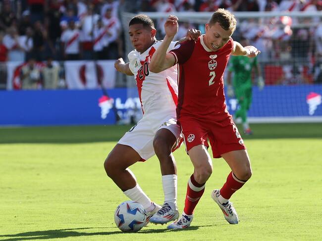 Kansas City (United States), 25/06/2024.- Peru forward Edison Flores (L) and Canada defender Alistair Johnston (R) battle for the ball during the second half of the CONMEBOL Copa America 2024 group A match between Peru and Canada, in Kansas City, Kansas, USA, 25 June 2024. EFE/EPA/WILLIAM PURNELL