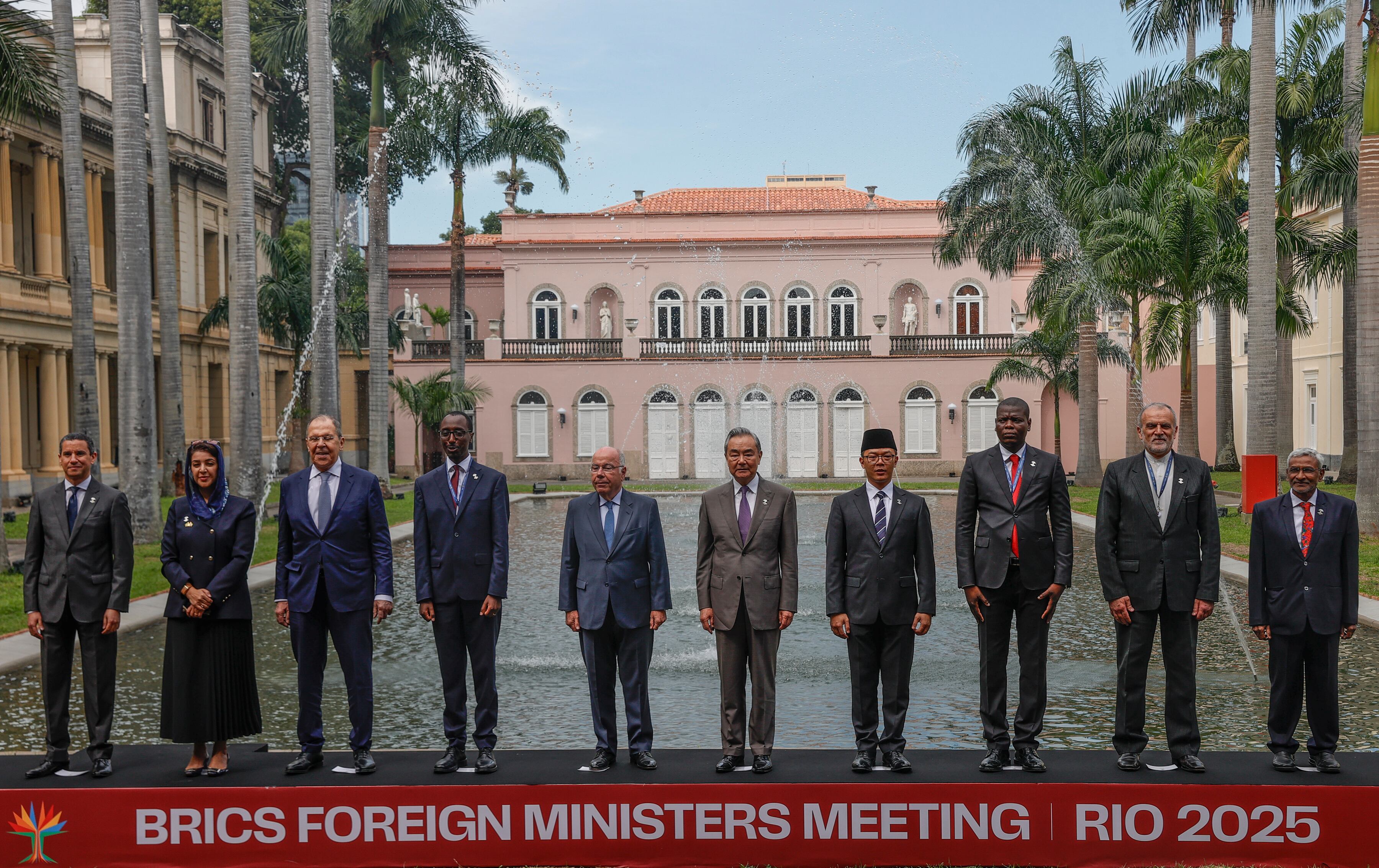 Ministros de los once países emergentes y cancilleres de los BRICS en reunión en Río de Janeiro. FOTO: EFE/ André Coelho