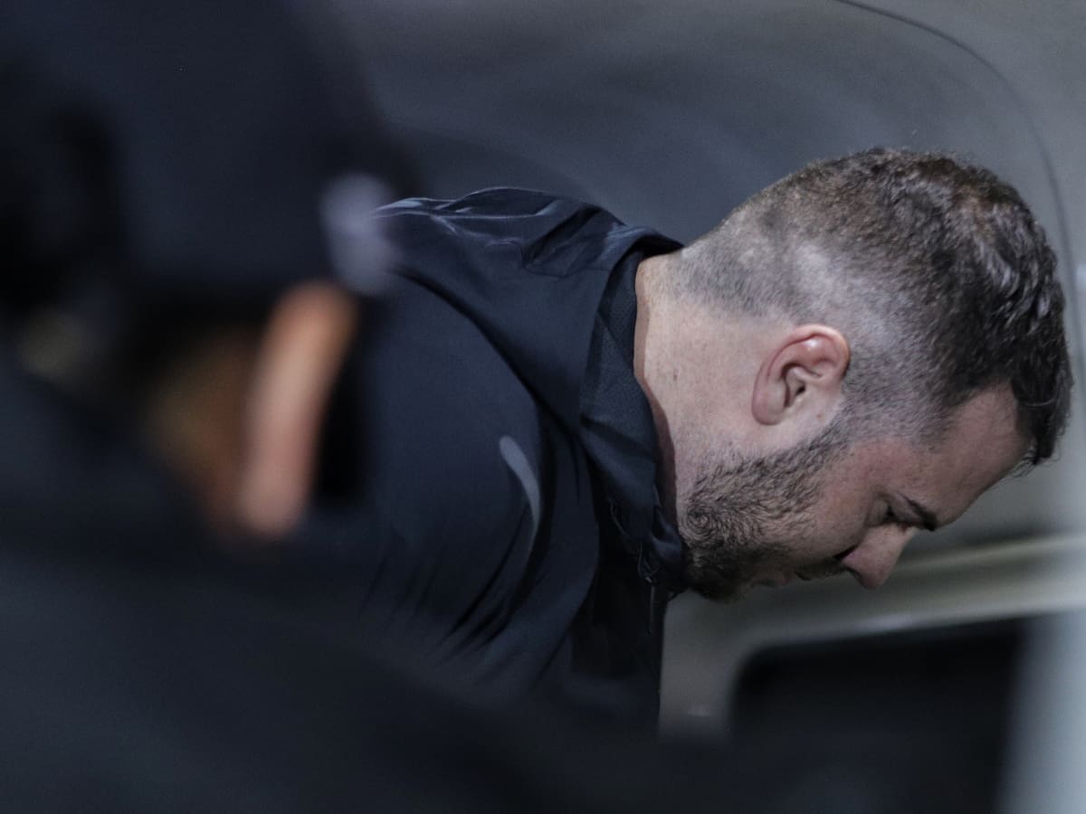 Juez regañó a John Poulos por reírse en medio de la audiencia