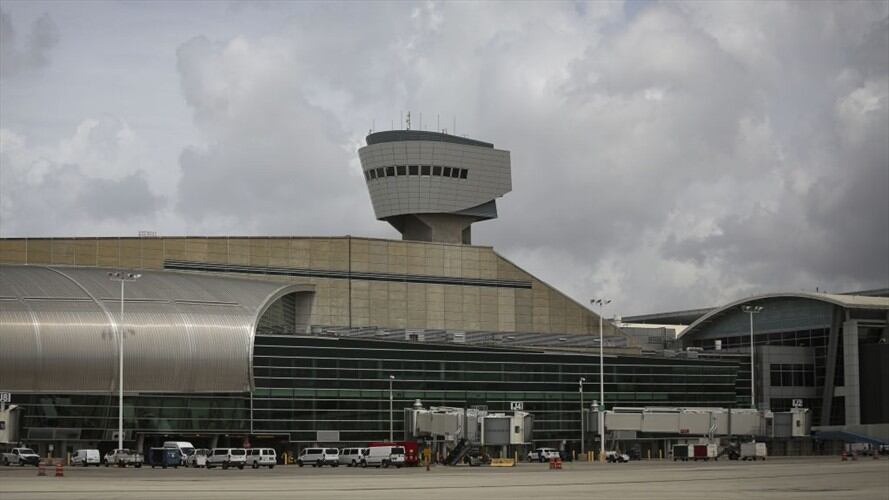 La joven hondureña le pondrá a su hija el nombre de Mia, que son las siglas del Miami International Airport.. Foto: Marco Bello/Anadolu Agency via Getty Images