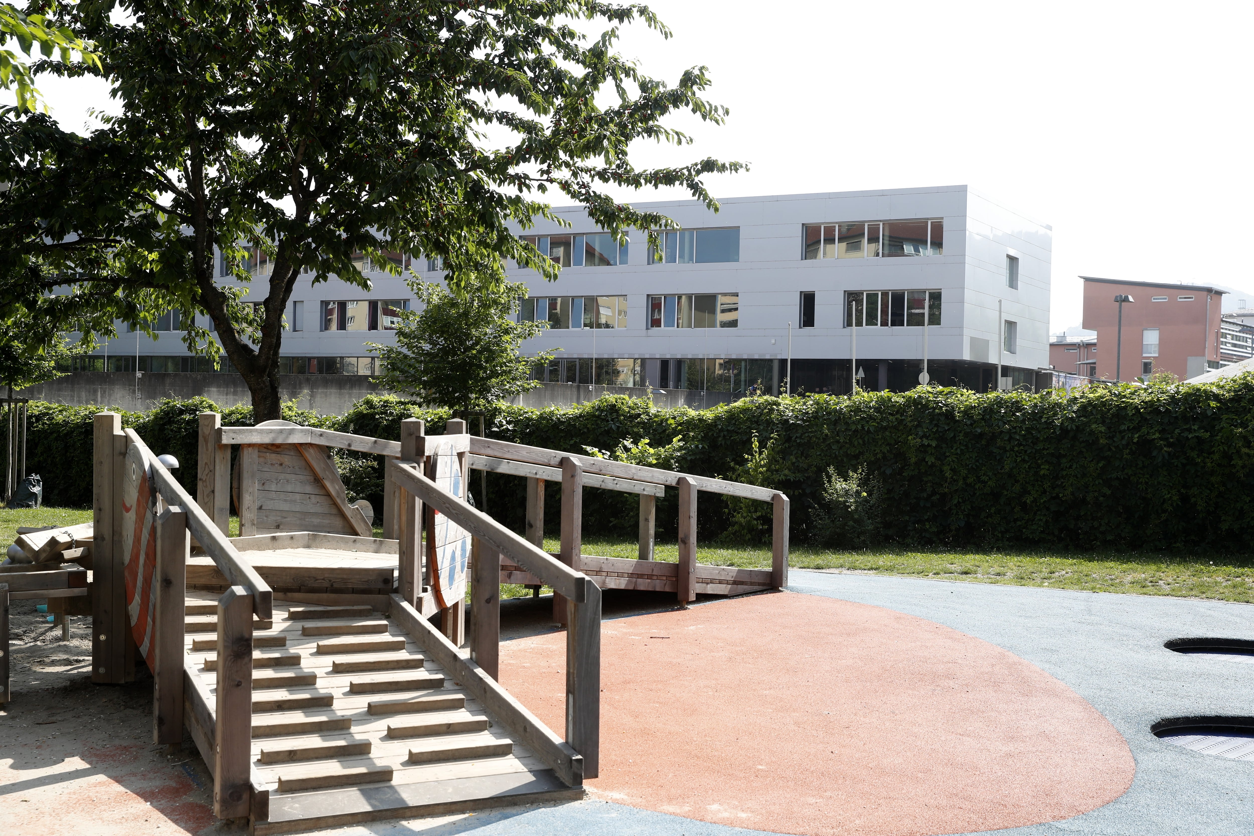 Vista general del instituto Dreierschutzengasse tras un tiroteo en Graz, Austria. EFE/EPA/ANTONIO BAT
