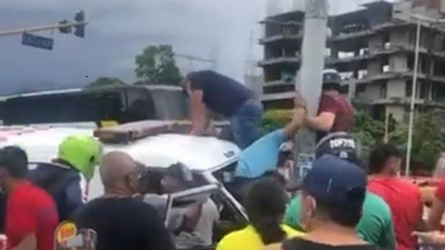 La ambulancia chocó con un vehículo particular en el norte de Cali, dejando un saldo de cuatro heridos, entre ellos una menor de 14 años. Foto: Secretaría de Salud de Cali.