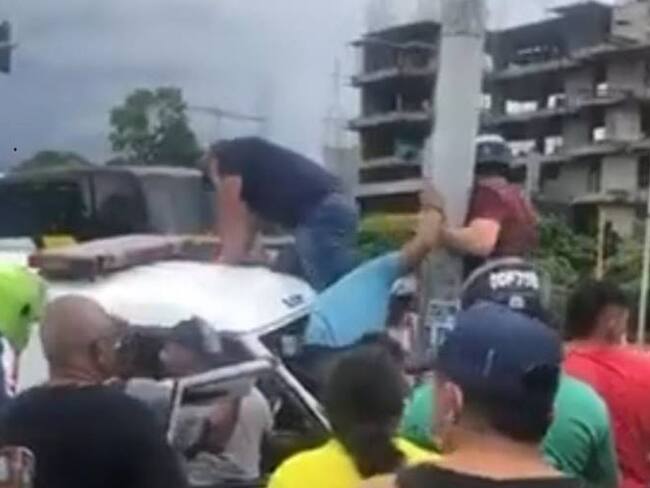 La ambulancia chocó con un vehículo particular en el norte de Cali, dejando un saldo de cuatro heridos, entre ellos una menor de 14 años. Foto: Secretaría de Salud de Cali.