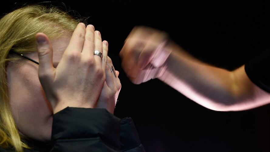 Hombre golpeó a dos presuntas ladronas en Medellín. Foto: Referencia Getty Images