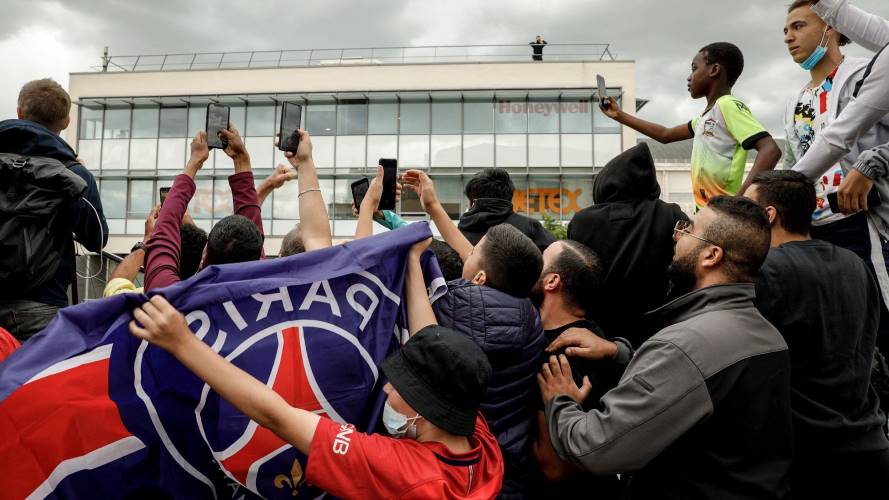 Hinchas del París Saint Germain esperando la llegada de Lionel Messi // GEOFFROY VAN DER HASSELT/AFP via Getty Images